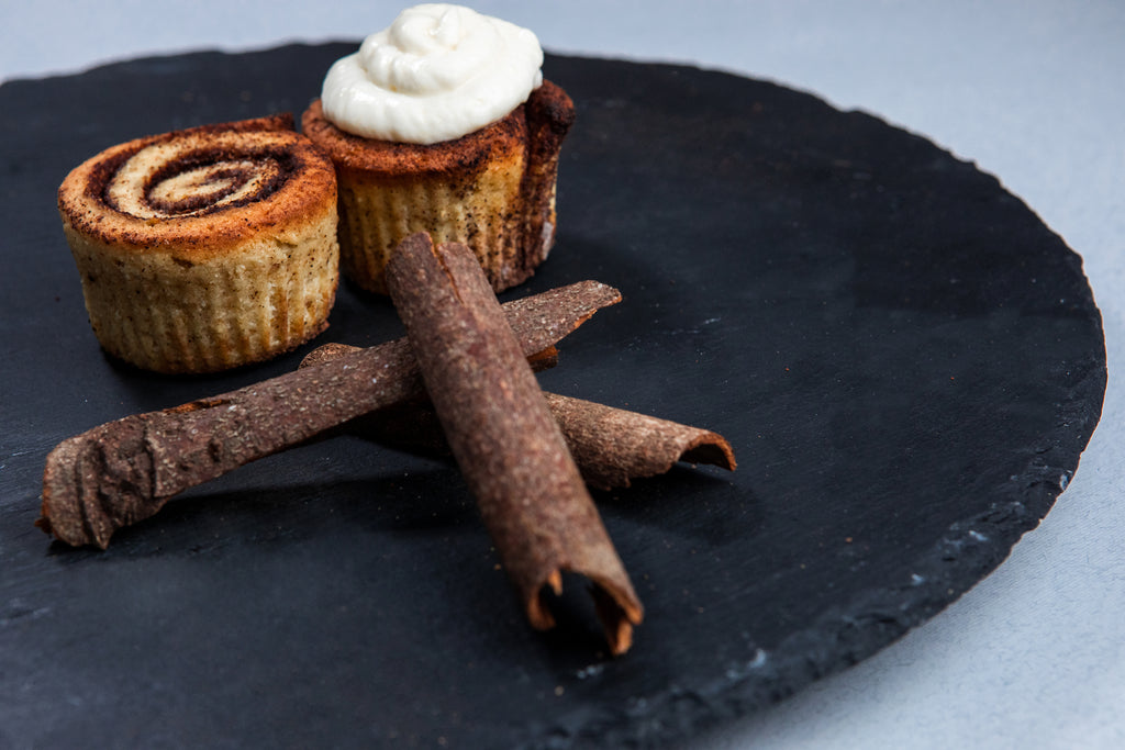 Keto Cinnamon Rolls (2pcs) with Cream Cheese Frosting - كيتو لفائف القرفة (2 قطعة) مع كريمة الجبن - Mom it KeTo Go